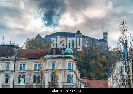 Schöner Blick auf die Burg von Laibach mit dramatischem Himmel, Nahaufnahme, Spätfall, Slowenien Stockfoto