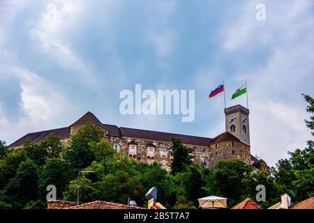 Blick vom Stadtzentrum auf die Burg von Laibach Stockfoto