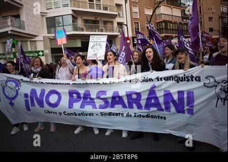 Málaga, Spanien. März 2020. Demonstranten halten während der Demonstration ein riesiges Banner, während sie Slogans schreien.General-Frauen-Streik, jeden 08. März zusammen mit dem Internationalen Frauentag, gehen Tausende von Menschen auf der ganzen Welt auf die Straße, um gegen Gewalt gegen Frauen zu protestieren. Sie fordern auch eine echte Gleichstellung von Männern und Frauen. Credit: Sopa Images Limited/Alamy Live News Stockfoto
