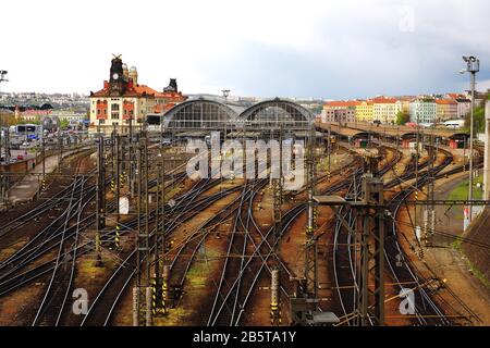 Ein Netz von Bahngleisen, die sich dem Prager Hauptbahnhof nähern; Praha Hlavní Nádraí; Vinohrady; Entworfen von dem tschechischen Architekten Josef Fanta; Jugendstil; Stockfoto