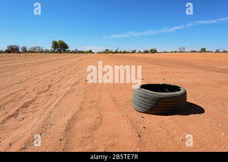 Reifenplatzer links von einer australischen Outback Dirt Road, Northern Territory, NT, Australien Stockfoto