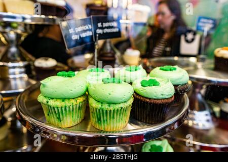 St. Patrick's Day Themen Cupcakes Stockfoto