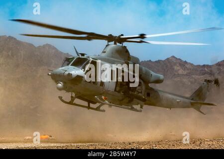 Ein US Marine Corps UH-1Y Venom, das dem Marine Aviation Weapons and Tactics Squadron 1 zugeteilt wurde, landet bei Bull Attack Forward Arming und Refueling Point in Stockfoto