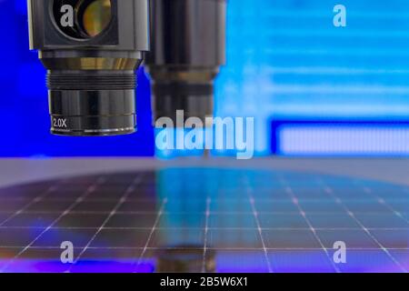 Silizium-Wafer mit Halbleiter-Mikrochip auf Maschine Prozess Prüfung im Mikroskop. Stockfoto