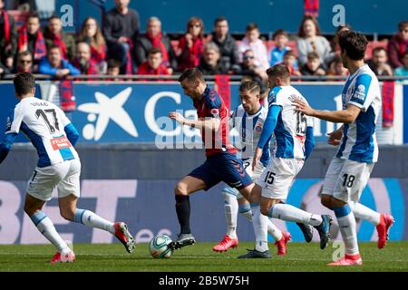 Enric Gallego (vorne; CA Osasuna), Dídac Vilá Rosselló (Verteidiger; RCD Espanyol), Adriá Giner Pedrosa (Verteidiger; RCD Espanyol) und David López Silva (Mittelfeldspieler; RCD Espanyol) sind während des spanischen Fußballs von La Liga Santander im Einsatz, Spiel zwischen CA Osasuna und RCD Espanyol im Sadamplona-Stadion (Endstand). CA Osasuna 1:0 RCD Espanyol) Stockfoto