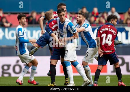 Darko Brasanac (Mittelfeldspieler; CA Osasuna), Sergi Darder Moll (Mittelfeldspieler; RCD Espanyol), David López Silva (Mittelfeldspieler; RCD Espanyol) und Oier Sanjurjo (Verteidiger; CA Osasuna) sind während des spanischen Fußballs von La Liga Santander im Einsatz, Spiel zwischen CA Osasuna und RCD Espanyol im Sadamplona-Stadion (Endstand). CA Osasuna 1:0 RCD Espanyol) Stockfoto