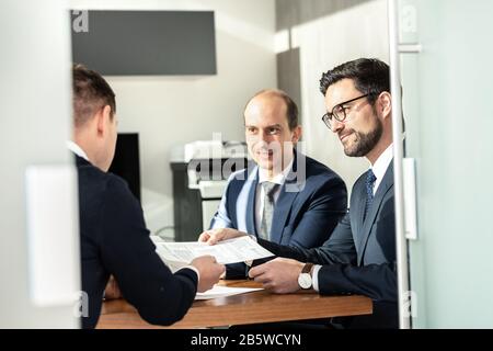 Gruppe zuversichtlich erfolgreiche Geschäft Leute Überprüfung und Unterzeichnung eines Vertrages das Abkommen an Geschäftstreffen in modernen Corporate Office zu versiegeln. Stockfoto