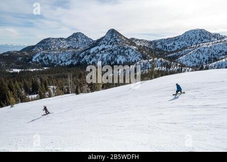 Skifahrer und Snowboarder im Anthony Lakes Mountain Resort im Osten von Oregon. Stockfoto