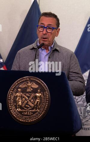 Brooklyn, Vereinigte Staaten. März 2020. Daniel Nigro, der für FDNY zuständige Kommissar, spricht auf einer Pressekonferenz, um über die Entwicklungen des COVID-19-Coronavirus im NYC Emergency Management Center in Brooklyn zu informieren. Credit: Sopa Images Limited/Alamy Live News Stockfoto