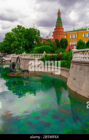 MOSKAU, RUSSLAND - 19. JUNI 2019: Blick von Alexandrovskiy SAD . Spasskaya Tower und auf dem Roten Platz im Sommer Tag Stockfoto