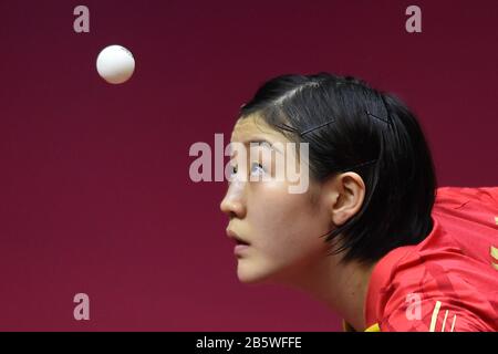 Doha. März 2020. Chen Meng aus China dient beim Dameneinzel Finale gegen Ito Mima aus Japan bei den ITTF Qatar Open 2020 in Doha, Katar am 8. März 2020. Kredit: Nikku/Xinhua/Alamy Live News Stockfoto