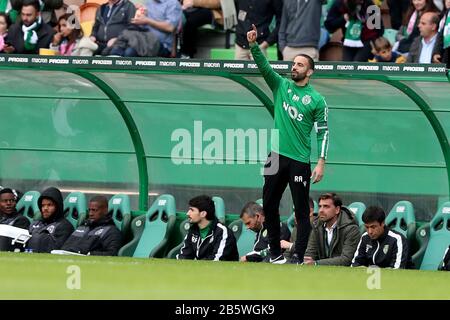 Lissabon. März 2020. Sporting CP-Cheftrainer Ruben Amorim Gesten während des ersten Fußballspiels der portugiesischen Liga zwischen Sporting CP und Desportivo das Aves in Lissabon, Portugal am 8. März 2020. Kredit: Pedro Fiuza/Xinhua/Alamy Live News Stockfoto