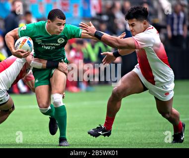 Vancouver, Kanada. März 2020. Jordan Conroy (L) aus Irland und Timo Fiti Sufia aus Japan treten während ihres Halbfinalspiels der HSBC World Rugby Seven Series am BC Place in Vancouver, Kanada, am 8. März 2020 an. Credit: Andrew Soong/Xinhua/Alamy Live News Stockfoto