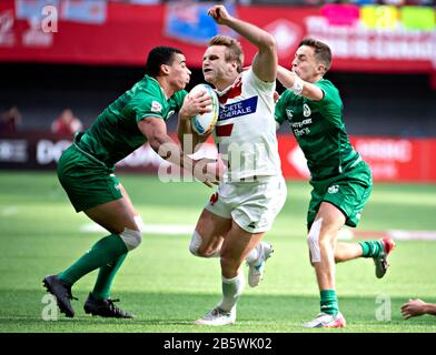 Vancouver, Kanada. März 2020. Marvin O'Connor (C) aus Frankreich tritt mit Jordan Conroy (L) und Foster Horan aus Irland während ihres Viertelfinalspiels der HSBC World Rugby Seven Series am BC Place in Vancouver, Kanada, am 8. März 2020 an. Credit: Andrew Soong/Xinhua/Alamy Live News Stockfoto