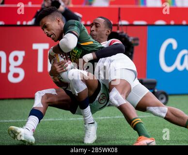 Vancouver, Kanada. März 2020. Angelo Davids (vorne) aus Südafrika konkurriert mit Perry Baker aus den Vereinigten Staaten während ihres Cup-Viertelfinalspiels der HSBC World Rugby Seven Series am BC Place in Vancouver, Kanada, 8. März 2020. Credit: Andrew Soong/Xinhua/Alamy Live News Stockfoto