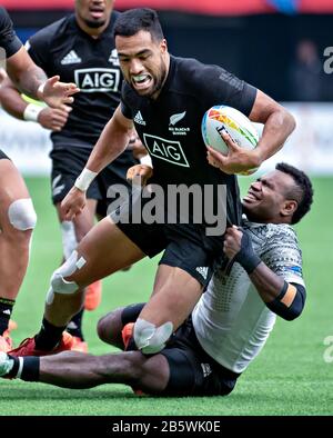 Vancouver, Kanada. März 2020. Sione Mova (L) aus Neuseeland und Sevuloni Mocenacagi aus Fiji treten während ihres Cup-Viertelfinalspiels der HSBC World Rugby Seven Series am BC Place in Vancouver, Kanada, am 8. März 2020 an. Credit: Andrew Soong/Xinhua/Alamy Live News Stockfoto