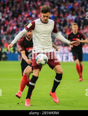 München, Deutschland. März 2020. Leon Goretzka (vorne) von Bayern München kontrolliert den Ball während eines deutschen Bundesligaspiels zwischen dem FC Bayern München und dem FC Augsburg in München, 8. März 2020. Credit: Philippe Ruiz/Xinhua/Alamy Live News Stockfoto