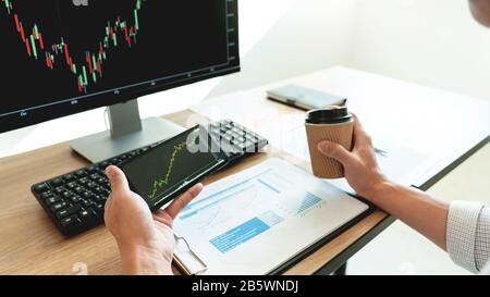 Entwicklung neuer Ansätze Investor beobachtet die Veränderung des Börsendeals an einer Börse Stockfoto