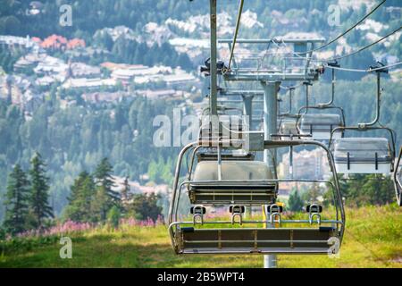 Sessellift in wunderschönem Mountan-Szenario. Stockfoto