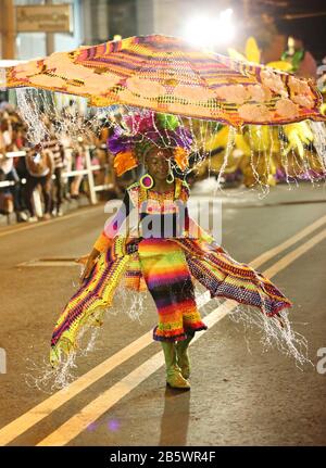 Port OF SPAIN, TRINIDAD - 20. FEBRUAR: Shanaqua St Clair porträtiert Crochet by Storm während der Junior-Queen, King und Einzelpersonen der Karnevalsfinale bei Adam Stockfoto