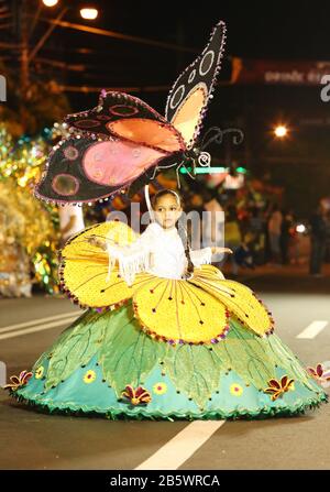 Port OF SPAIN, TRINIDAD - 20. FEBRUAR: Safira Roopsingh porträtiert Einmal Auf einem Schmetterling während der Junior-Queen, King und Einzelpersonen des Karneval Finals in Stockfoto