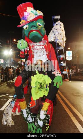 Port OF SPAIN, TRINIDAD - 20. FEBRUAR: Aleem Spence porträtiert Crapuad Smoke Your Pipe während der Junior-Queen, King und Einzelpersonen des Karneval Finals in Ad Stockfoto