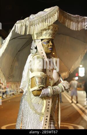 Port OF SPAIN, TRINIDAD - 20. FEBRUAR: Sandra Bell nimmt an der Junior-Queen, King und Einzelpersonen der Karnevalsfinale am Adam Smith Square Teil. Stockfoto