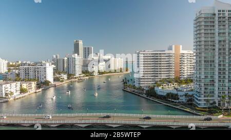 Luftaufnahme von Miami Beach und Venetian Way bei Sonnenuntergang. Stockfoto