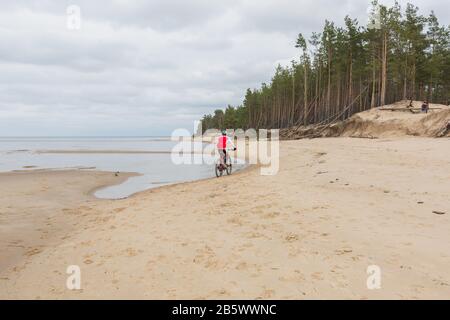 Stadt Carnikava, Lettland. Wanderplatz an der Ostsee mit Radfahrer.07.03.2020 Stockfoto