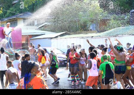 Port OF SPAIN, TRINIDAD - 24. FEBRUAR: J'ouvert Revelers genießen einen Höhepunkt während des Karnevals auf der St Ann's Road am 24. Februar 2020 in Port of Spain, Trinidad Stockfoto