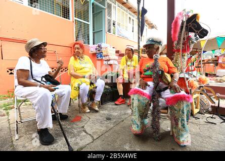 Port OF SPAIN, TRINIDAD - 24. FEBRUAR: Erfahrene, ausgefallene Matrosen bereiten sich in einem Belmont mas Camp auf die Parade der Bands während des Karnevals im vor Stockfoto