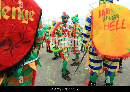 Port OF SPAIN, TRINIDAD - 24. FEBRUAR: Traditionelle Jab Jab Maskerader präsentieren die Band Power of the of Plants während des Karnevals im Queen's Park Savanna Stockfoto