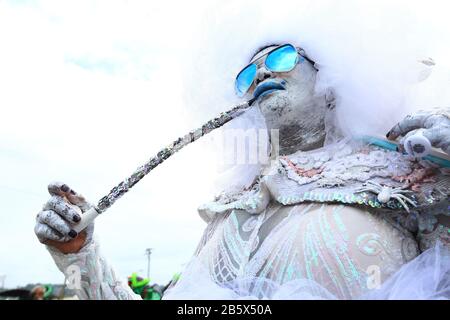 Port OF SPAIN, TRINIDAD - 24. FEBRUAR: Ein traditioneller Maskenbildner nimmt während des Karnevals in der Queen's Park Savannah an der Parade der Bands Teil Stockfoto