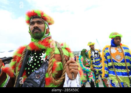 Port OF SPAIN, TRINIDAD - 24. FEBRUAR: Traditionelle Jab Jab Maskerader präsentieren die Band Power of the of Plants während des Karnevals im Queen's Park Savanna Stockfoto