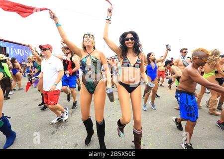 Port OF SPAIN, TRINIDAD - 24. FEBRUAR: Mitglieder der Band Harts mas nehmen während Carnival in der Queen's Park Savannah on Fe an der Parade der Bands Teil Stockfoto