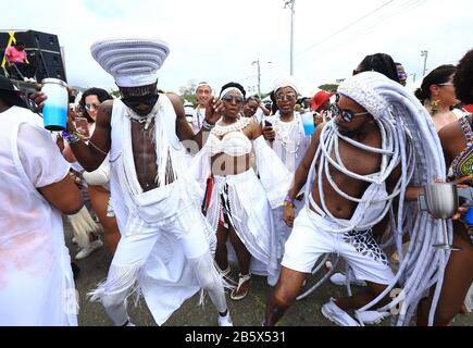 Port OF SPAIN, TRINIDAD - 24. FEBRUAR: Mitglieder der Band Lost Tribe mas nehmen während des Karnevals im Queen's Park Savan an der Parade der Bands Teil Stockfoto