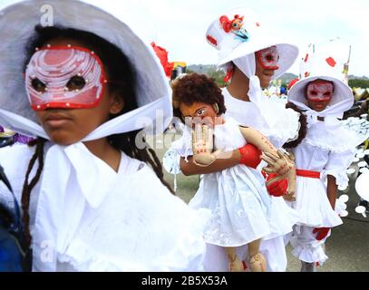 Port OF SPAIN, TRINIDAD - 24. FEBRUAR: Die traditionellen Maskenbildner von Baby Doll nehmen während des Karnevals im Queen's Park Savan an der Parade der Bands Teil Stockfoto