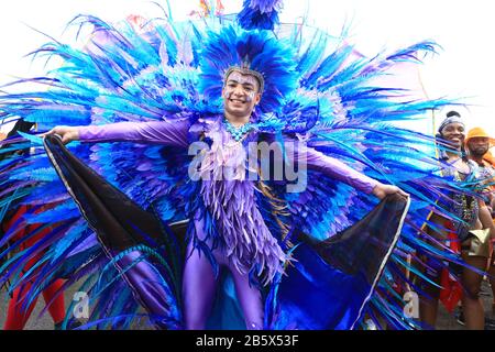 Port OF SPAIN, TRINIDAD - 24. FEBRUAR: Mitglieder der Band Ronnie & Caro mas nehmen während des Karnevals im Queen's Park Savann an der Parade der Bands Teil Stockfoto