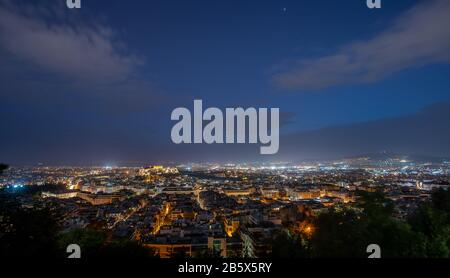 Akropolis bei Nacht. Blick vom Lycabettus-Hügel, Athnes, Griechenland Stockfoto