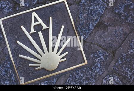 Salamanca, Spanien; April/21/2019; Die Jakobsmuschel, dieses wichtigste Symbol der jakobinischen Route, auf dem Weg nach Santiago. Stockfoto