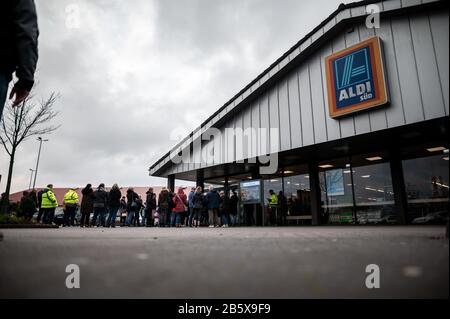 Oberhausens, Deutschland. März 2020. Die Leute warten vor einer Aldi-Süd-Filiale in Oberhausens. Aldi bietet landesweit Desinfektionsmittel und andere Hygieneprodukte zu vernünftigen Preisen an. Kredit: Fabian Strauch / dpa / Alamy Live News Stockfoto