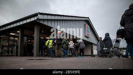 Oberhausens, Deutschland. März 2020. Die Leute warten vor einer Aldi-Süd-Filiale in Oberhausens. Aldi bietet landesweit Desinfektionsmittel und andere Hygieneprodukte zu vernünftigen Preisen an. Kredit: Fabian Strauch / dpa / Alamy Live News Stockfoto