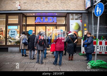 Bremen, Deutschland. März 2020. Am frühen Morgen stehen die Kunden kurz vor der Eröffnung vor einem Aldi-Markt. Aldi verkauft ab dem frühen Morgen billige Desinfektionsmittel als Sonderangebot. Durch das Coronavirus ist der Bedarf an Desinfektionsmitteln stark gestiegen. Kredit: Sina Schuldt / dpa / Alamy Live News Stockfoto