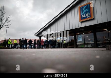 Oberhausens, Deutschland. März 2020. Die Leute warten vor einer Aldi-Süd-Filiale in Oberhausens. Aldi bietet landesweit Desinfektionsmittel und andere Hygieneprodukte zu vernünftigen Preisen an. Kredit: Fabian Strauch / dpa / Alamy Live News Stockfoto