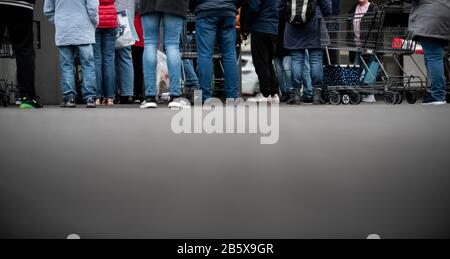 Oberhausens, Deutschland. März 2020. Die Leute warten vor einer Aldi-Süd-Filiale in Oberhausens. Aldi bietet landesweit Desinfektionsmittel und andere Hygieneprodukte zu vernünftigen Preisen an. Kredit: Fabian Strauch / dpa / Alamy Live News Stockfoto