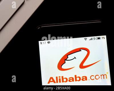 In dieser Abbildung wird das Alibaba-Logo auf einem Smartphone angezeigt Stockfoto