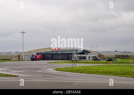 Amsterdam, Niederlande. März 2020. Amsterdam, 08-03-2020 Amsterdam Schiphol Airport. Feuerwehreinheit neben Polderbaan Credit: Pro Shots / Alamy Live News Stockfoto