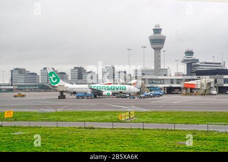Amsterdam, Niederlande. März 2020. Amsterdam, 08-03-2020 Amsterdam Schiphol Airport. ATC Amsterdam Traffic Control Hauptturm, Transavia Credit: Pro Shots/Alamy Live News Stockfoto