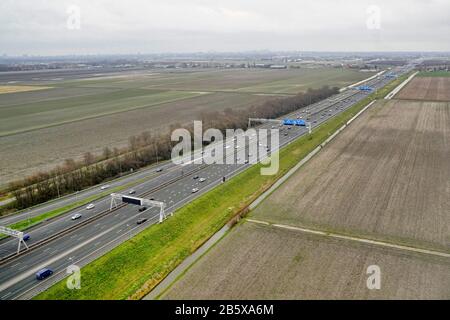Amsterdam, Niederlande. März 2020. Amsterdam, 08-03-2020 Amsterdam Schiphol Airport. Highway A9 arial View Credit: Pro Shots/Alamy Live News Stockfoto