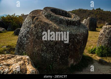 Steingefäße in der Ebene der Gläser um Phonsavan, Laos. Stockfoto